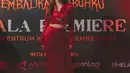 Wulan tampil menawan dengan atasan crop top model blazer lengan panjang dipadukan rok panjang model slit warna merah. [@wulanguritno]