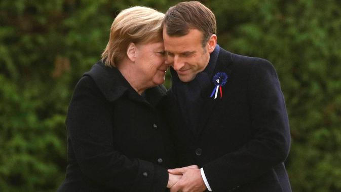Kanselir Jerman Angela Merkel (kiri) memeluk Presiden Prancis Emmanuel Macron (kanan) dalam agenda peringatan 100 tahun berakhirnya Perang Dunia I, 10 November 2018 (AP/Phillipe Wojazer)