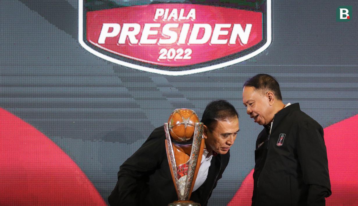 <p>Menteri Pemuda dan Olahraga Republik Indonesia, Zainudin Amali (kanan) berbisik dengan Ketum PSSI, Mochamad Iriawan saat konferensi pers Piala Presiden 2022 di Studio Lantai 8 SCTV Tower, Senayan City, Jakarta pada Senin (06/06/2022). (Bola.com/Bagaskara Lazuardi)</p>