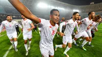 Para pemain Timnas Tunisia berselebrasi setelah memastikan lolos ke Piala Dunia 2022, pada 29 Maret 2022. (Fethi Belaid/ AFP)