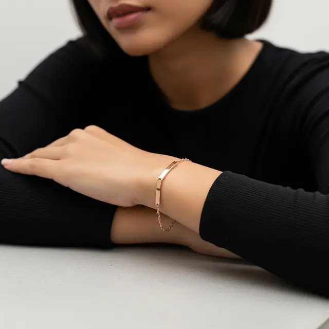9 Gelang Emas Kombinasi Rantai dan Plat Kecil, Tampil Elegan Setiap Hari