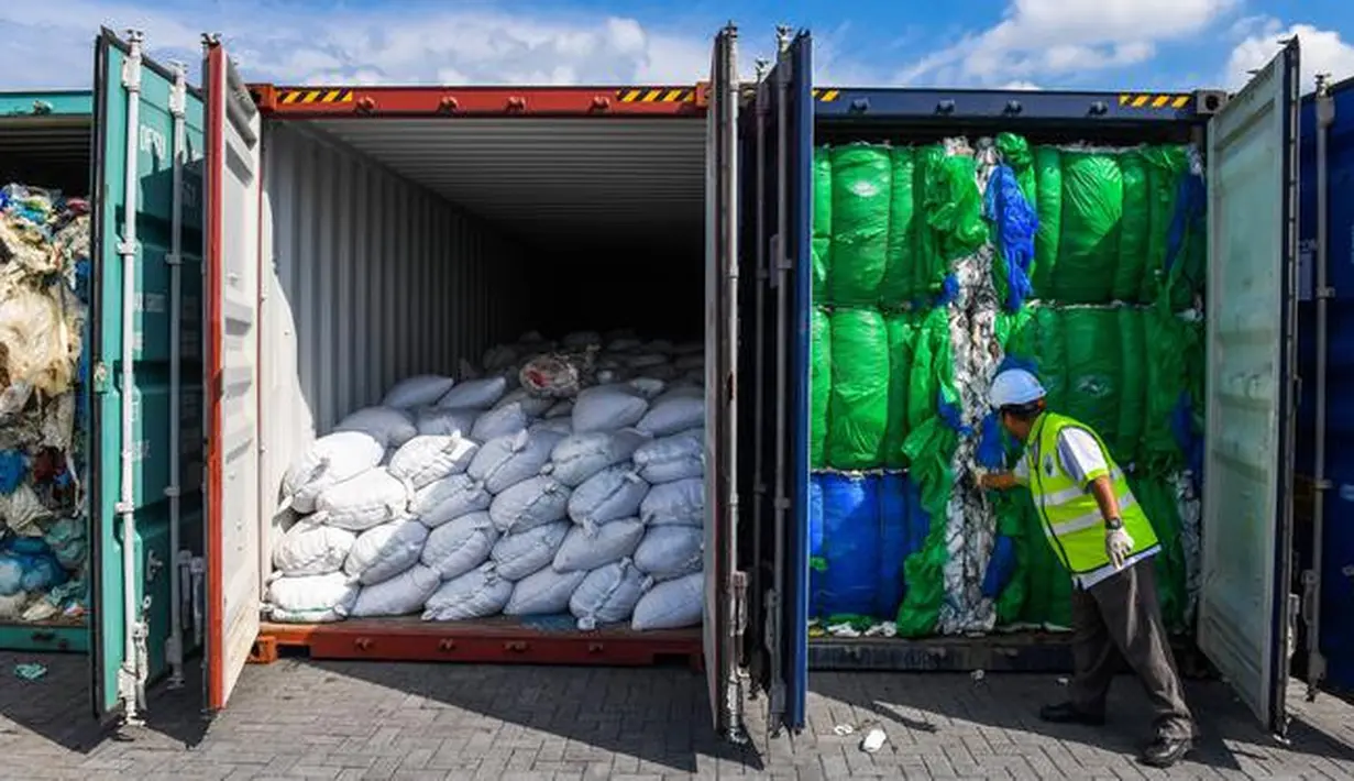 Pejabat Malaysia memeriksa kontainer berisi limbah plastik di Westports, Port Klang, sebelah barat Kuala Lumpur, Selasa (28/5/2019). Malaysia yang menjadi tempat pembuangan limbah plastik dunia mulai mengirim sampah plastik yang tidak dapat didaur ulang ke negara-negara asalnya. (Mohd RASFAN/AFP)