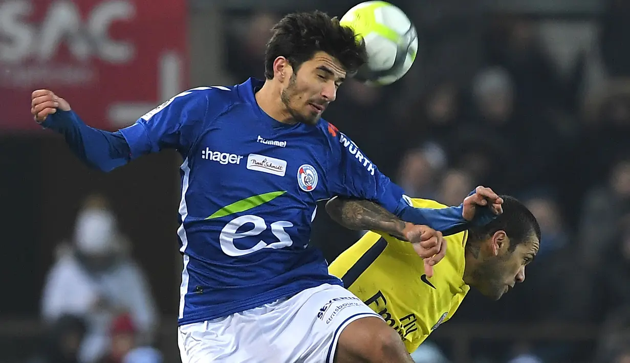 Duel pemain Strasbourg, Martin Terrier (kiri) dan pemain PSG, Daniel Alves pada lanjutan Ligue 1 Prancis di Meinau Stadium, Strasbourg, (2/12/2017). PSG kalah 1-2 dari Strasbourg. (AFP/Patrick Hertzog)
