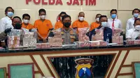 Para tersangka pengedar uang palsu diamankan di Polda Jatim. (Dian Kurniawan/liputan6.com)