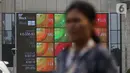 Pengendara mobil dan sepeda motor melintas dekat layar pergerakan Indeks Harga Saham Gabungan (IHSG) di Jakarta, Kamis (10/10/2019). Sebanyak 205 saham melemah sehingga mendorong IHSG ke zona merah. (Liputan6.com/Angga Yuniar)