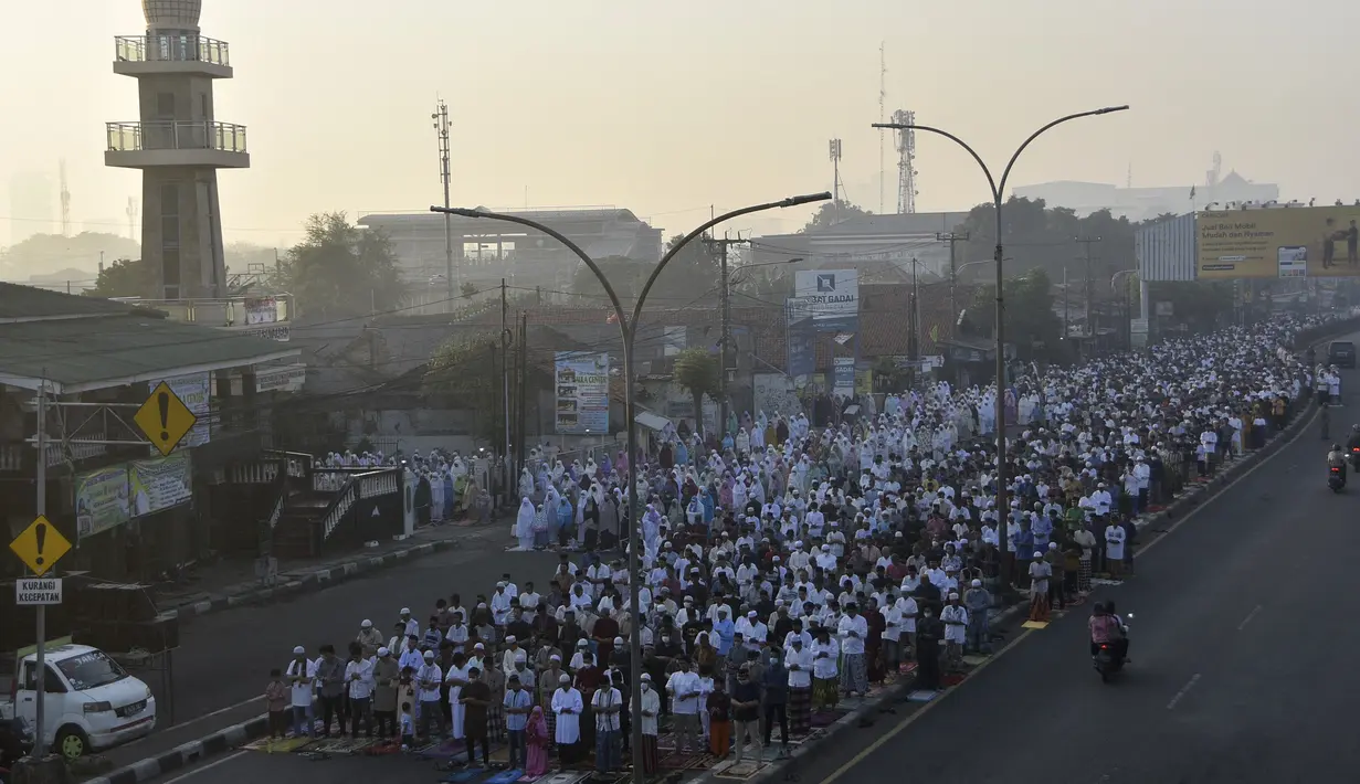 Umat muslim melaksanakan salat Idul Adha di Bekasi, Jawa Barat, Minggu (10/7/2022). (REZAS/AFP)
