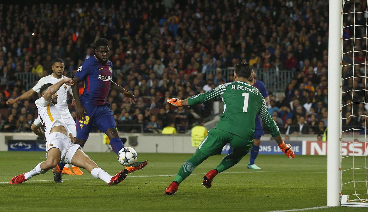 Bek Barcelona, Samuel Umtiti, mencetak gol ke gawang AS Roma pada laga leg pertama perempat final Liga Champions di Stadion Camp Nou, Rabu (4/4/2018). Barcelona menang 4-1 atas AS Roma. (AFP/Manu Fernandez)