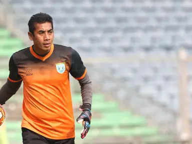 Kapten sekaligus kiper Persela Lamongan, Choirul Huda, meninggal dunia pada Minggu (15/10/2017) pukul 17.15 WIB. (Bola.com/Nicklas Hanoatubun)