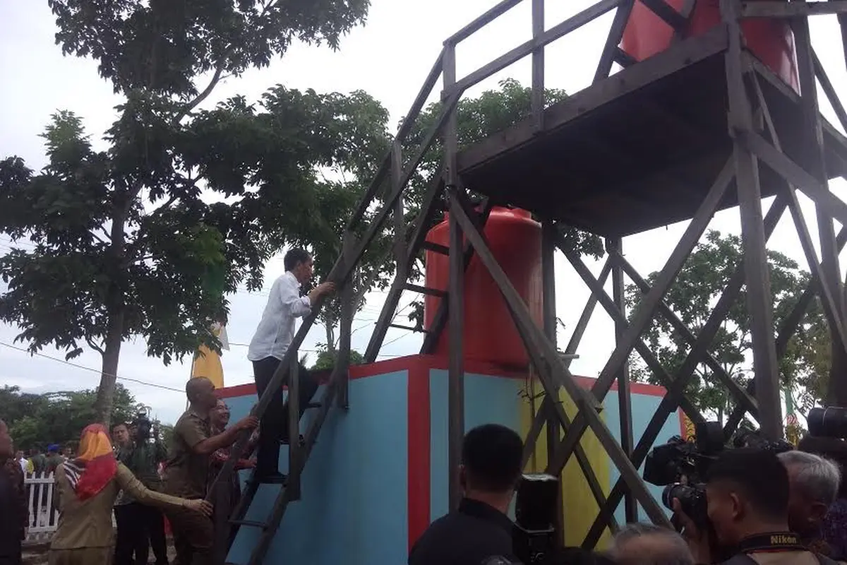 [Bintang] Blusukan ke Balikpapan, Jokowi Jokowi Naik Tower Air