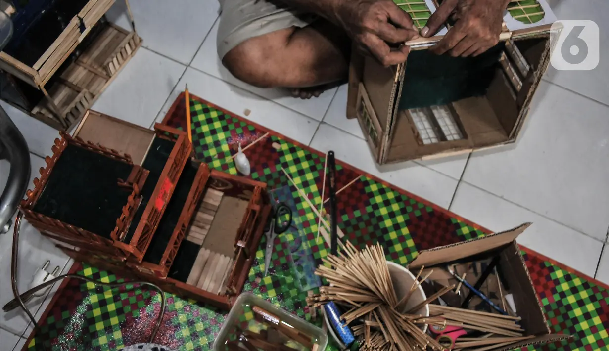 Jimmy Alexander (52) membuat kerajinan miniatur rumah ibadah di kediamannya di kawasan Kalipasir Dalam, Cikini, Jakarta Pusat, Senin (5/9/2022). Kerajinan miniatur buatan Jimmy dijual mulai Rp150.000 hingga Rp400.000 per buah, tergantung kerumitan pembuatan dan ukuran produk. (merdeka.com/Iqbal S Nugroho)