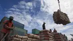 Aktivitas bongkar muat di kawasan pelabuhan Sunda Kelapa, Jakarta, Sabtu (21/11/2020). Usai diterjang banjir rob yang melanda Pelabuhan Sunda Kelapa, aktivitas bongkar muat kembali normal. (merdeka.com/Imam Buhori)