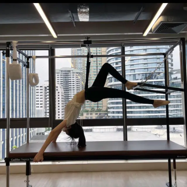 Nong Poy sedang olahraga pilates. (Instagram/@poydtreechada)