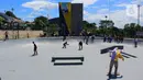 Pengunjung bermain skateboard pada skate park Alun-Alun Kota Depok, Minggu (12/1/2020). Alun-alun seluas 3,9 hektare ini dilengkapi berbagai fasilitas, mulai dari padepokan, wall climbing, skate park, working space, hingga gerai UMKM. (Merdeka.com/Muhammad Fayyadh/Magang)