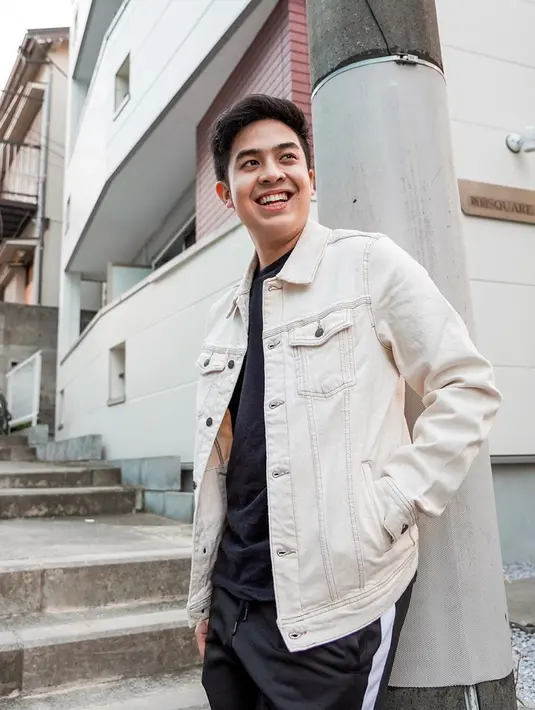 Meski terlihat santai, penampilan Jerome Polin pun tetap stylish. Ia juga memadukan kaus serta celana berwarna hitam dengan jaket denim putihnya. (Liputan6.com/IG/@jeromepolin)