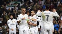 Para pemain Real Madrid merayakan gol  Karim Benzema (tengah) pada lanjutan Liga Champions Grup A di Stadion Satiago Bernabeu, Rabu (9/12/2015) dini hari WIB. (AFP Photo/ Pierre-Philippe Marcou)