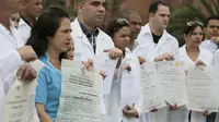 Sekumpulan dokter dari Kuba menunjukkan sumpah profesi sebelum ditugaskan di luar negeri (AP)