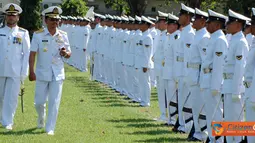 Citizen6, Surabaya: Pemeriksaan pasukan oleh Komandan Kobangdikal Laksda TNI Sadiman. (Pengirim: Penkobangdikal)
