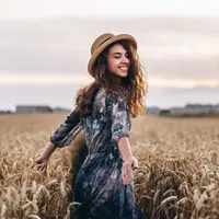 ilustrasi perempuan bahagia/copyright by bedya (Shutterstock)