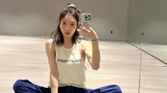 Penampilan Taeyeon tanpa makeup saat menjalani sesi latih ini menjadi sorotan. Bukan hanya memakai busana simpel saja, namun otot pada lengannya mencuri perhatian netizen. (Liputan6.com/IG/@taeyeon_ss)