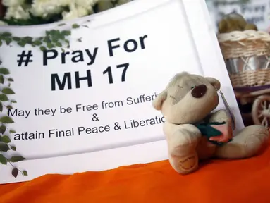 Untaian doa terus dipanjatkan buat para korban pesawat Malaysia Airlines MH-17 yang jatuh di desa Hrabove, Donetsk, Ukraina, (20/7/2014). (REUTERS/Samsul Said)