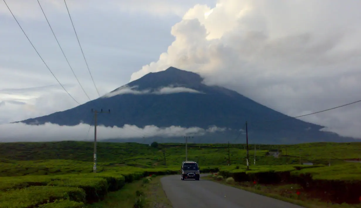 Gunung Kerinci dengan ketinggian 3.805 mdpl merupakan gunung tertinggi di Sumatra. Gunung Kerinci terletak di Provinsi Jambi yang berbatasan dengan provinsi Sumatera Barat ini masih berstatus waspada. (Istimewa) 
