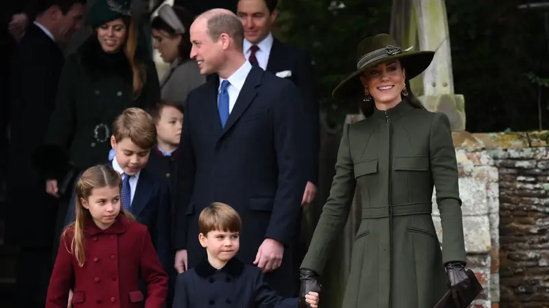 Gaya Kate Middleton Tampil Elegan Pakai Mantel Hijau di Hari Natal