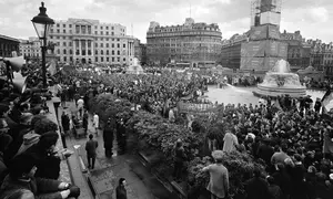 Pemandangan demonstrasi anti-perang Vietnam yang diadakan di Trafalgar Square, London. (AP/Arsip)