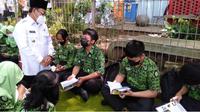 Wali Kota Malang, Sutiaji bersama sejumlah siswa di halaman Pojok Baca Digital (Pocadi) di Taman Bacaan Trunojoyo, Kota Malang. Keberadaan Pocadi diharapkan mendorong literasi di kota ini (Humas Pemkot Malang)