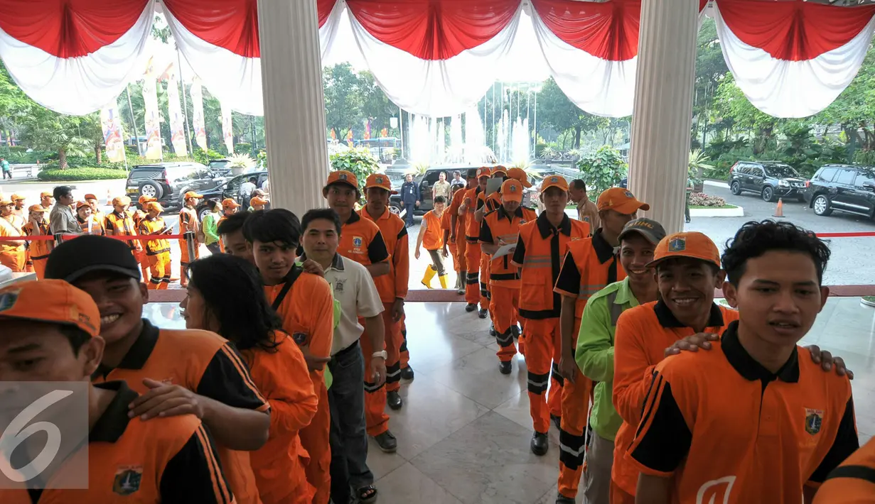 Petugas PPSU antre untuk bersalaman dengan Gubernur DKI Jakarta, Basuki Tjahaja Purnama di Balai Kota, Jakarta, Senin (11/7). Gubernur Ahok menggelar halal bihalal di hari pertama kerja. (Liputan6.com/Yoppy Renato)