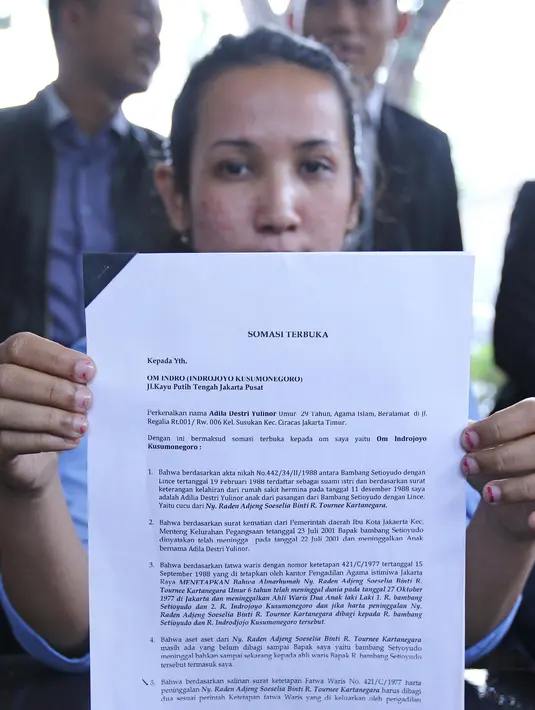 Adila Destri Yulinor menunjukkan surat somasi untuk komedian senior Indro Warkop di Menteng, Jakarta, Kamis (7/9). Somasi terkait pembagian jatah warisan almarhum ayahnya, Bambang, yang merupakan kakak angkat sang komedian. (Liputan6.com/Herman Zakharia)