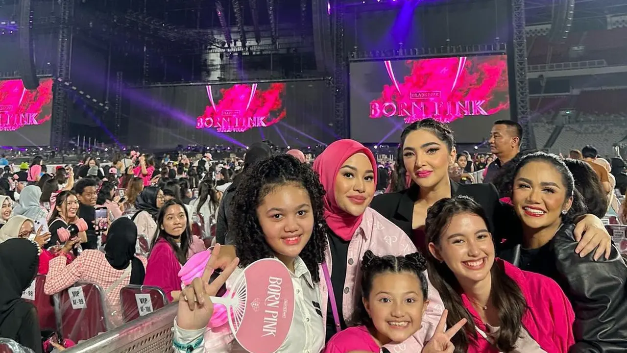 Keseruan Para Artis Nonton Konser BLACKPINK