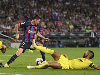 Gocekan maut Robert Lewandowski pada proses gol pertama usai menerima umpan dari Jordi Alba. Lewy berhasil mengelabui dua lawan dengan telak sebelum melepas tembakan yang tak bisa diantisipasi Geronimo Rulli. (AFP/Josep Lago)