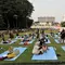 Salah satunya dengan duduk santai sambil menikmati keteduhan Taman Lapangan Banteng, Jakarta, Jumat (27/6/2025). (Liputan6.com/Angga Yuniar)