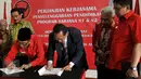 Ketua DPP PDIP bidang Ideologi dan Kaderisasi Idham Samawi dan Ketua Sekolah Tinggi Ilmu Pemerintahan Abdi Negara (STIPAN), Tjahya Supriyatna saat penandatangan kerjasama di Jakarta, Jumat (31/7/2015). (Liputan6.com/Johan Tallo)