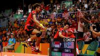 Tontowi Ahmad/Liliyana Natsir menghampiri pelatihnya, Richard Mainaky, setelah merebut emas Olimpiade Rio de Janeiro 2016. (Reuters/Mike Blake)