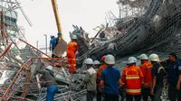 Evakuasi Korban Jembatan TIM, 2 Petugas Damkar Terluka