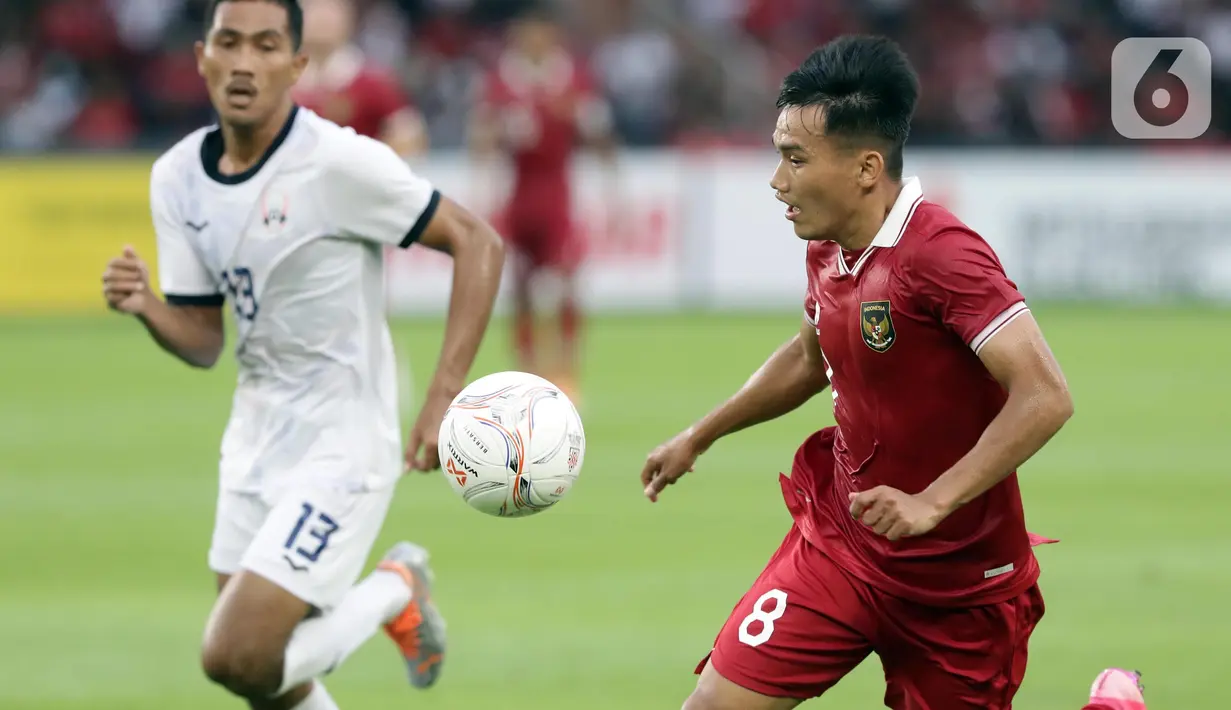 Pemain tengah timnas Indonesia, Witan Sulaeman (kanan) berebut bola dengan Saret Krya (Kamboja) pada kualifikasi Grup A Piala AFF 2022 di Stadion Utama Gelora Bung Karno, Jakarta, Jumat (23/12/2022). Indonesia unggul 2-1 atas Kamboja. (Liputan6.com/Helmi Fithriansyah)