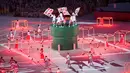Peserta ambil bagian dalam upacara penutupan Olimpiade Rio 2016 di Stadion Maracana, Rio de Janeiro, Minggu (21/8). Tema yang diusung pada upacara penutupan itu adalah Karnaval Rio de Janeiro dan diprakarsai oleh Rosa Magalhaes. (REUTERS/Fabrizio Bensch)