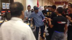 Pelatih anyar PBDKT T-Team, Rahmad Darmawan, disambut fans saat tiba di Malaysia, Kamis (3/12/2015). Pelatih yang akrab disapa RD itu merupakan mantan pelatih Persija Jakarta. (Istimewa) 