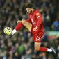 Bek Liverpool, Joe Gomez, mengontrol bola saat melawan Tottenham Hotspur pada laga Premier League 2019 di Stadion Anfield, Minggu (27/10). Liverpool menang 2-1 atas Tottenham Hotspur. (AP/Jon Super)