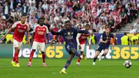 Ousmane Dembele dari PSG mencetak gol dari titik penalti yang menjadi gol pembuka timnya selama pertandingan final Liga Champions antara Paris Saint-Germain dan Arsenal di Budapest, Hongaria, Sabtu, 30 Mei 2026. (AP Photo/Andreea Alexandru)