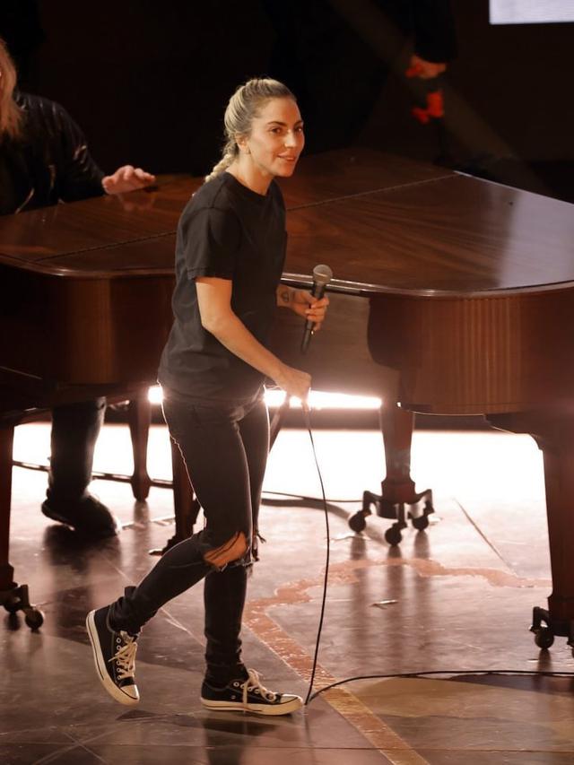 Lady Gaga Pamer Wajah Polos Tanpa Makeup saat Tampil di Oscars 2023