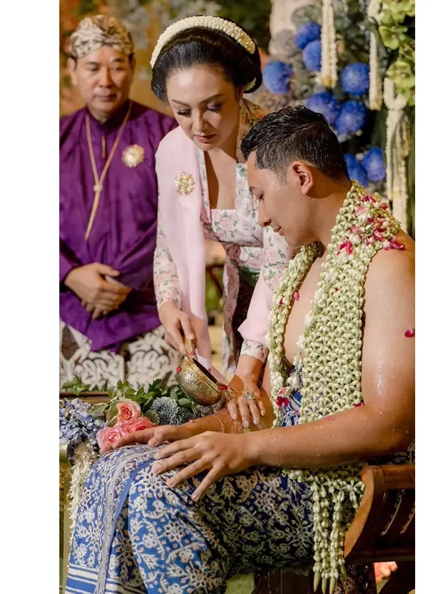6 Potret Tommy Soeharto dan Tata Cahyani Dampingi Darma Mangkuluhur di Momen Sungkeman