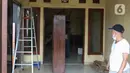 Warga mengeluarkan barang-barang dalam rumah sebelum pembokaran bangunan di kawasan Semper Timur, Cilincing, Jakarta Utara, Selasa (8/11/2022). PT Cibitung Tanjung Priok Port Tollways (CTP Tollways) sebagai Badan Usaha Jalan Tol (BUJT) mencatat progres pembebasan lahan untuk seksi 4 sepanjang 7,28 km telah mencapai 100% dan ditargetkan pembangunannya selesai pada akhir tahun 2022. (Liputan6.com/Herman Zakharia)