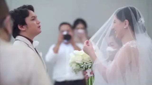 Momen Sakral Pernikahan Calvin Jeremy dan Novia Santoso. (Sumber: YouTube/Calvin Jeremy)