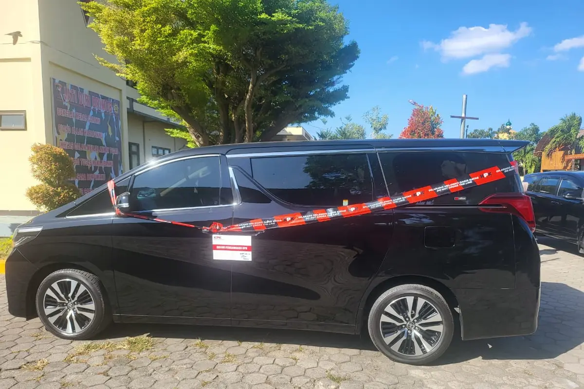 Komisi Pemberantasan Korupsi (KPK) menyita satu unit mobil Toyota Alphard saat penggeledahan dalam perkara dugaan suap dan gratifikasi yang menjerat Bupati Lombok Barat, Lalu Ahmad Zaini (LAZ) (Istimewa)