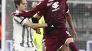 Gelandang Torino, Ivan Ilic berebut bola dengan gelandang Juventus Nicolo Fagioli pada pekan ke-24 Liga Italia di Stadion Allianz, Rabu (1/3/2023) dini hari WIB. Hasil tersebut memperpanjang laju tak terkalahkan Juventus dalam enam laga terakhir, tiga di antaranya kemenangan beruntun. (Fabio Ferrari/LaPresse via AP)