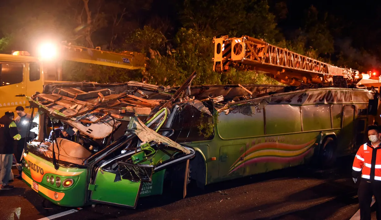 Sebuah bus pariwisata Taiwan mengalami kecelakaan hingga terbalik di ruas jalan dekat Taipe, Selasa (14/2). Sedikitnya 32 orang tewas dalam insiden ini, menjadikannya kecelakaan terburuk dalam 30 tahun terakhir di Taiwan. (Ou Dongqu/Xinhua via AP)