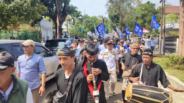 Ratusan Massa Iringi Dedie-Jenal Mendaftar ke KPU Kota Bogor