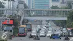 Suasana Jembatan Penyeberangan Orang (JPO) di kawasan Thamrin, Jakarta, Jumat (20/11). Gubernur DKI Jakarta Basuki T Purnama akan menghilangkan JPO di sepanjang Jalan Sudirman-MH Thamrin. (Liputan6.com/Faizal Fanani)
